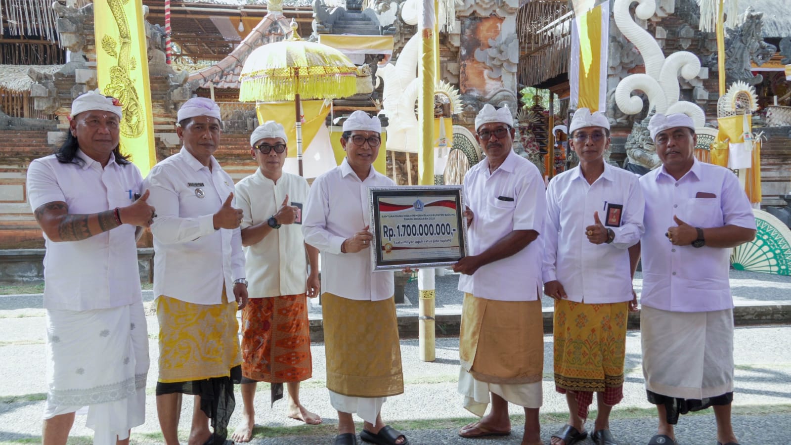 Bupati Adi Arnawa Hadiri Karya di Pura Pucak Arantaja