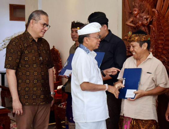 Gubernur Koster Serahkan CSR St Regis untuk Budaya Bali
