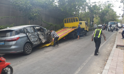 Truk Tronton Tabrak Mobil Listrik di Pecatu