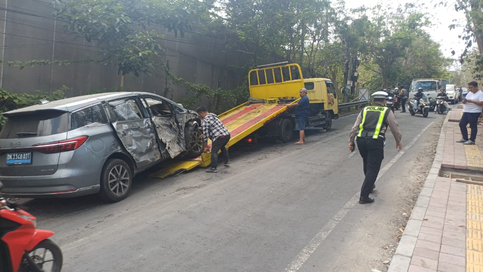 Truk Tronton Tabrak Mobil Listrik di Pecatu