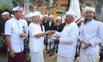 Gubernur Koster Hadiri Pujawali di Pura Bukit Mentik