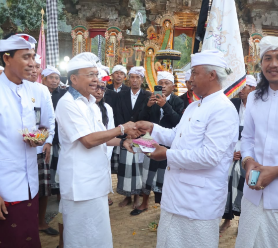 Gubernur Koster Hadiri Pujawali di Pura Bukit Mentik