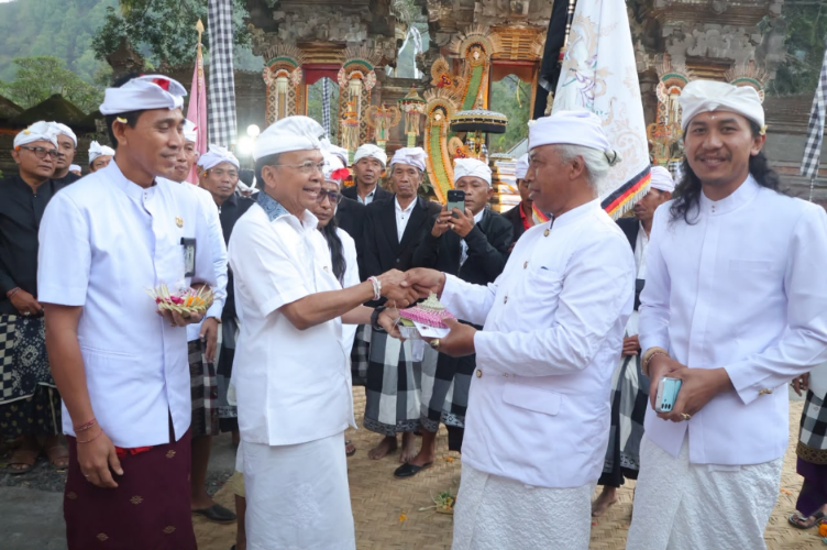 Gubernur Koster Hadiri Pujawali di Pura Bukit Mentik