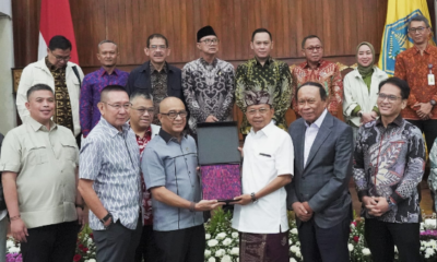 Gubernur Koster Serahkan Cinderamata kepada Banggar DPR RI