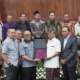 Gubernur Koster Serahkan Cinderamata kepada Banggar DPR RI