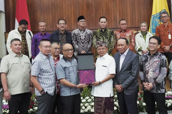 Gubernur Koster Serahkan Cinderamata kepada Banggar DPR RI