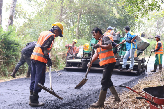 Pengaspalan Jalan Dencarik–Munduk di Desa Pedawa