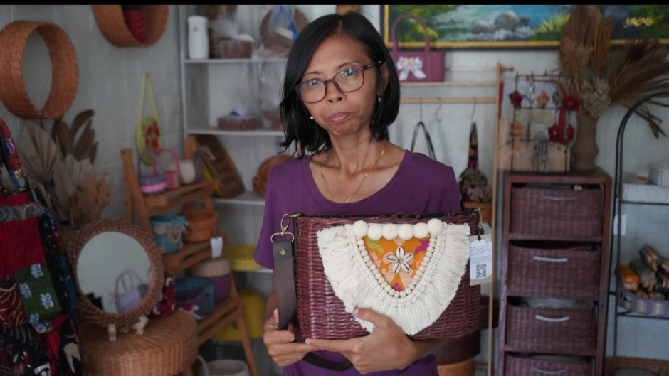 Luh Rusmiati, pengrajin koran bekas asal Sudaji