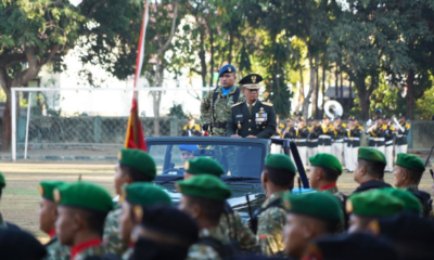Kasdam IX/Udayana periksa pasukan pada upacara HUT ke-81 TNI di Denpasar