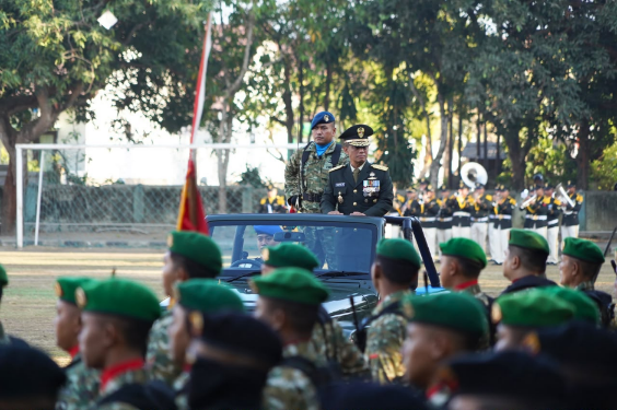 Kasdam IX/Udayana periksa pasukan pada upacara HUT ke-81 TNI di Denpasar