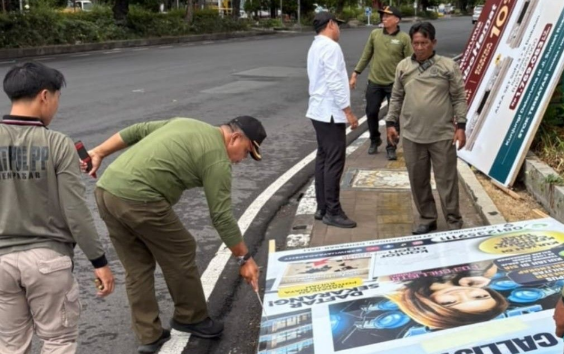 Satpol PP Denpasar tertibkan media promosi di fasilitas umum