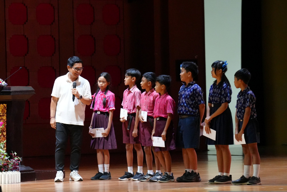 Bupati Adi Arnawa sapa anak-anak saat sosialisasi PSBS di Puspem Badung
