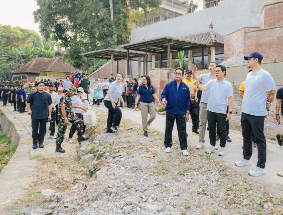 Bupati Adi Arnawa pimpin aksi bersih-bersih di Puspem Badung