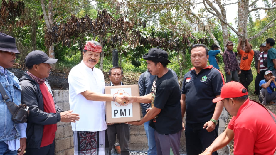 Wabup Dirga Serahkan Bantuan Korban Kebakaran Pujungan
