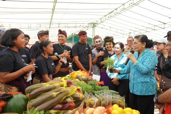 Putri Koster Hadiri Pasar Rakyat TP PKK Bali di Badung