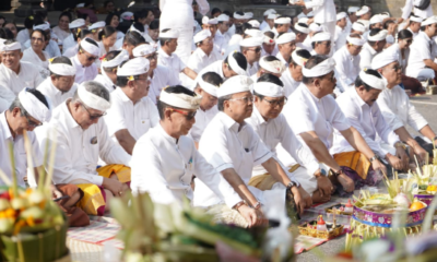 Gubernur Koster Sembahyang Tumpek Wayang di Pura Er Jeruk