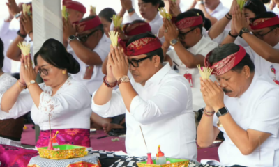 Bupati Sanjaya Pimpin Persembahyangan Tumpek Wayang di Tabanan