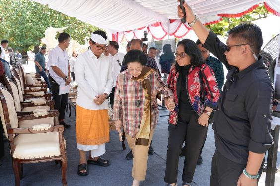 Bupati Adi Arnawa Dampingi Megawati Tinjau Abrasi Pantai Kuta