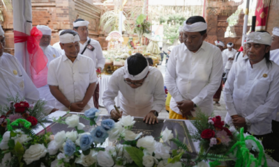 Bupati Adi Arnawa Tandatangani Prasasti Bale Banjar Jaba Jero