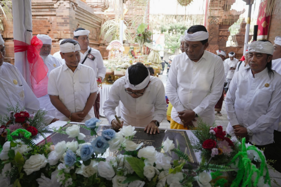 Bupati Adi Arnawa Tandatangani Prasasti Bale Banjar Jaba Jero