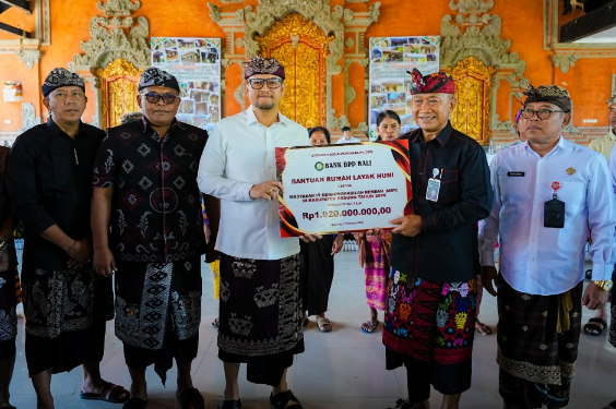 Penyerahan Bantuan Rumah Layak Huni di Mengwi