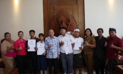 Gubernur Koster Serahkan Bansos Pendidikan Siswa