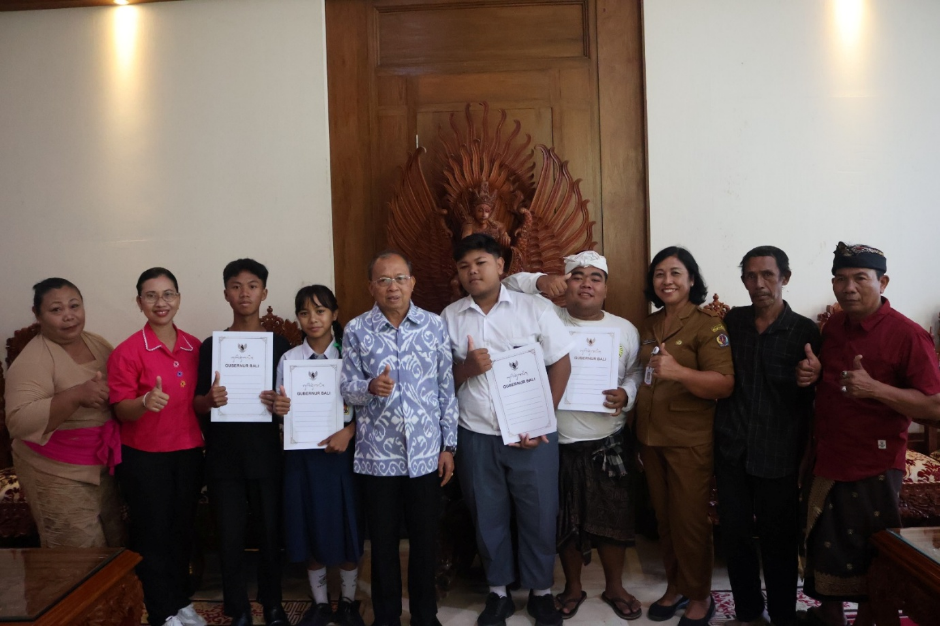 Gubernur Koster Serahkan Bansos Pendidikan Siswa