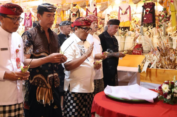 Bupati Tabanan Hadiri Karya Pelebon dan Memukur