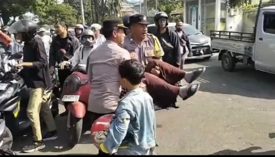 Polsek Blahbatuh Bantu Warga Pingsan Antre BBM