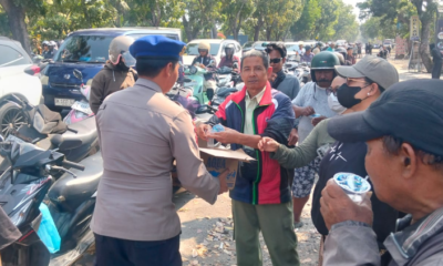 Polres Gianyar Bagikan Air Mineral untuk Warga Antre BBM