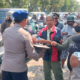 Polres Gianyar Bagikan Air Mineral untuk Warga Antre BBM