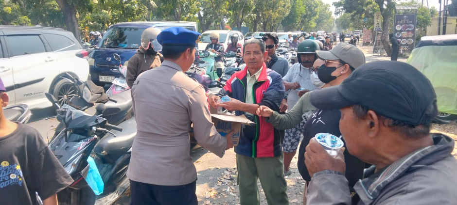 Polres Gianyar Bagikan Air Mineral untuk Warga Antre BBM