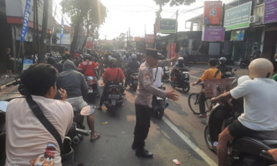 Warga Antre BBM di SPBU