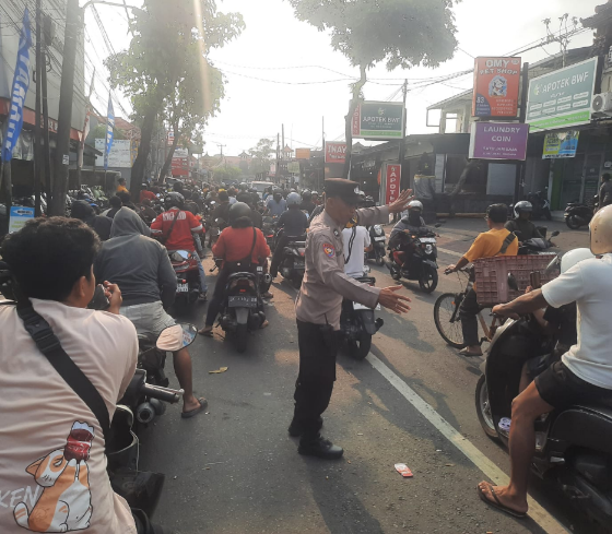 Warga Antre BBM di SPBU