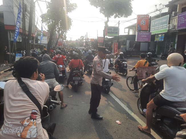 Warga Antre BBM di SPBU