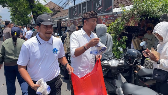 Pemkab Badung Bagikan Logistik di SPBU