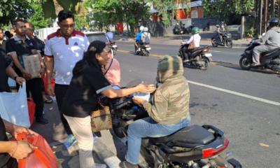Pemkot Denpasar Bagikan Nasi Bungkus di SPBU