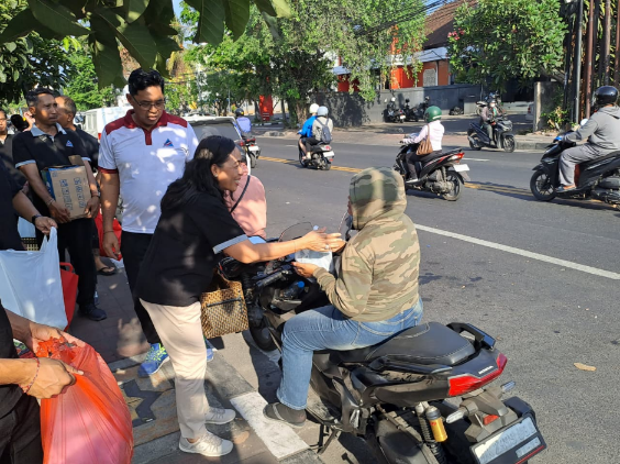 Pemkot Denpasar Bagikan Nasi Bungkus di SPBU