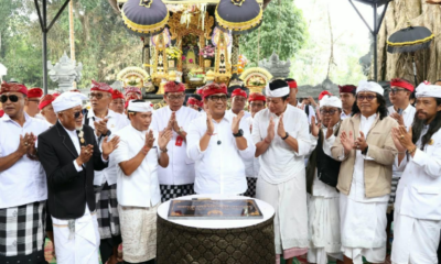 Bupati Sanjaya Sembahyang di Pura Besakih