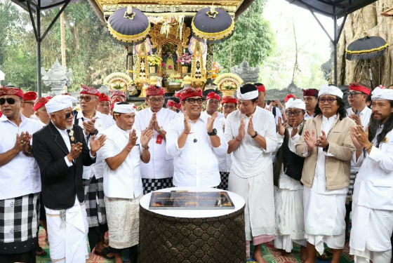 Bupati Sanjaya Sembahyang di Pura Besakih