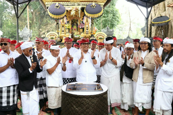Bupati Sanjaya Sembahyang di Pura Besakih