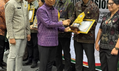 Bupati Adi Arnawa Serahkan Penghargaan di HLM TP2DD