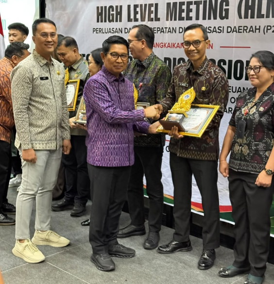 Bupati Adi Arnawa Serahkan Penghargaan di HLM TP2DD
