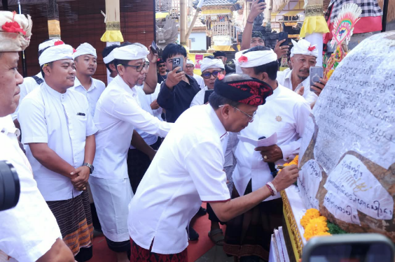 Gubernur Koster Tandatangani Prasasti Pura Dadia Gelgel Aan