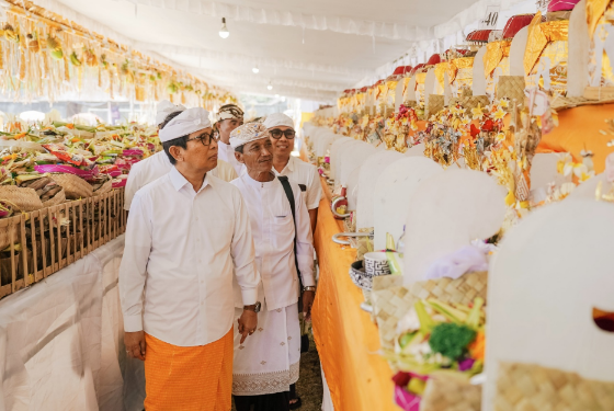 Bupati Adi Arnawa Hadiri Karya Atma Wedana Kinembulan
