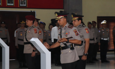 Kapolda Bali Irjen Pol. Pasma Royce memimpin sertijab Kabid Labfor dan Kapolresta Denpasar di Gedung Presisi Polda Bali
