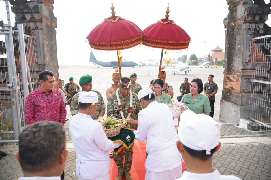Penyambutan Pangdam IX/Udayana dengan Tepung Tawar