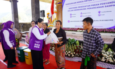 Putri Koster Serahkan Bantuan di Desa Songan A