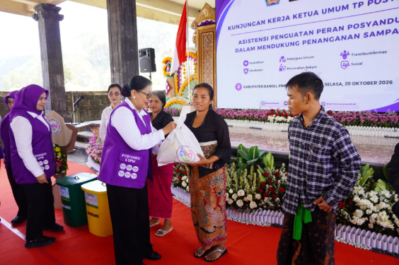 Putri Koster Serahkan Bantuan di Desa Songan A