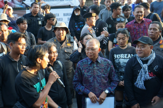 Gubernur Koster Temui Peserta Aksi Kamisan soal UMP Bali